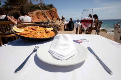 Lugares estupendos para comer junto al mar en invierno en Ibiza