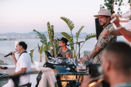 Cosa succede nei rooftop bar alla moda di Ibiza