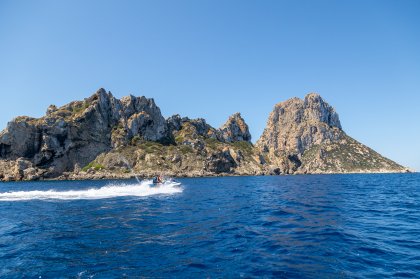 Aventuras en Ibiza: Es Vedrà Charter en barco o moto de agua